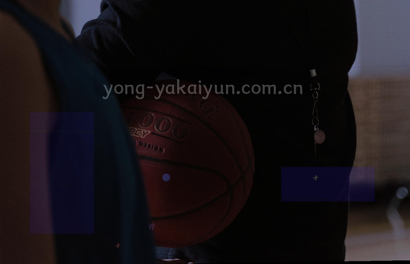 球场边线与看台座位的局部俯瞰，光影形成节奏感